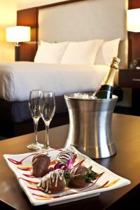 斯克兰顿斯克兰顿希尔顿酒店暨会议中心的一张桌子,上面放着一盘巧克力和一瓶香槟