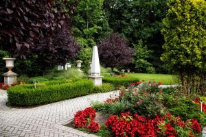 史泰登岛纽约史坦顿岛希尔顿花园酒店的花卉花园,中间有纪念碑
