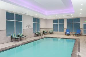 罗基希尔Hampton Inn & Suites Rocky Hill - Hartford South的酒店大堂的游泳池,配有桌椅