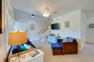巴克斯顿Pet-Friendly Buxton Vacation Rental Near Ocean!的客厅配有蓝色的沙发和吊扇