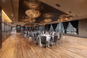 匹兹堡匹兹堡市中心希尔顿花园酒店的宴会厅配有桌椅和吊灯