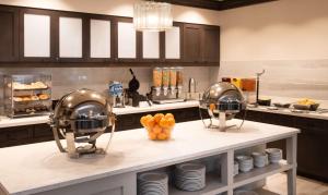 查尔斯顿Homewood Suites By Hilton North Charleston的厨房配有两个足球头盔