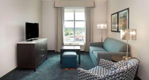 查尔斯顿Homewood Suites By Hilton North Charleston的带沙发和电视的客厅