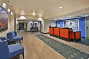 伊利里亚Hampton Inn & Suites - Elyria的医院里带椅子的等候室和酒吧