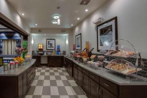 伊利里亚Hampton Inn & Suites - Elyria的饭店的自助餐点,展示着食物