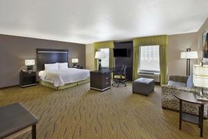 伊利里亚Hampton Inn & Suites - Elyria的配有一张床和一张书桌的酒店客房