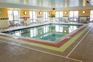 Yorkville约克维尔汉普顿酒店的一座带桌椅的游泳池