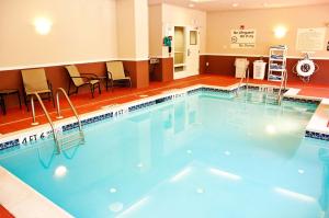 沃灵顿多伊尔斯敦汉普顿酒店的在酒店房间的一个大型游泳池