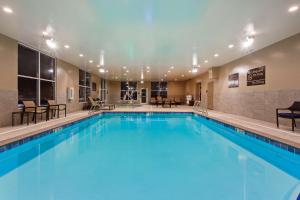 莱文沃思莱温芙丝汉普顿酒店的一座蓝色海水的大型游泳池