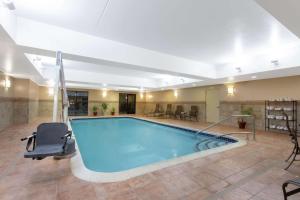 莱瑟姆奥尔巴尼机场汉普顿套房酒店的一个带椅子的酒店客房内的大型游泳池