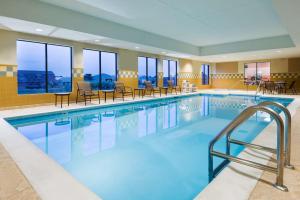 皮奥里亚皮奥里亚大草原汉普顿套房酒店 的一座配有桌椅的酒店游泳池