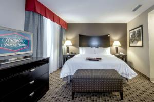 蒙哥马利蒙哥马利市中心汉普顿套房酒店的配有一张床和一台平面电视的酒店客房