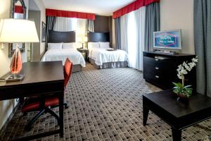 蒙哥马利蒙哥马利市中心汉普顿套房酒店的酒店客房配有两张床和一张书桌