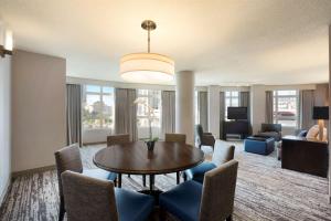 亚特兰大Embassy Suites by Hilton Atlanta at Centennial Olympic Park的客厅配有桌椅