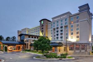 罗利Embassy Suites by Hilton Raleigh Durham Airport Brier Creek的停车场酒店 ⁇ 染