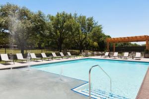 圣安东尼奥Embassy Suites San Antonio Brooks City Base Hotel & Spa的一个带躺椅和凉亭的游泳池