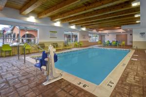 欧克莱尔Home2 Suites Eau Claire South, Wi的在酒店房间的一个大型游泳池