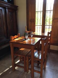 科隆El Colonial的一张木桌,上面放着两杯葡萄酒