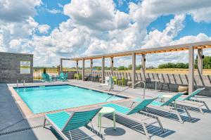 贝茨维尔Home2 Suites By Hilton Batesville的一个带躺椅的游泳池和一个泳池景