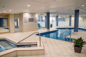 拉瓦尔希尔顿蒙特利尔/拉瓦尔酒店的医院大堂的游泳池,带游泳池
