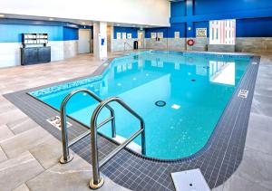 渥太华渥太华希尔顿汉普顿酒店 的蓝色海水大型游泳池