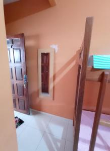 阿尔特杜尚Caju Hostel的一间设有床、镜子和门的房间