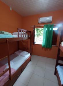 阿尔特杜尚Caju Hostel的客房设有两张双层床和一扇窗户。