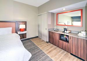 渥太华渥太华希尔顿汉普顿酒店 的酒店客房设有床和水槽
