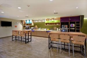 哈维Home2 Suites by Hilton Harvey New Orleans Westbank的餐厅设有带凳子的酒吧