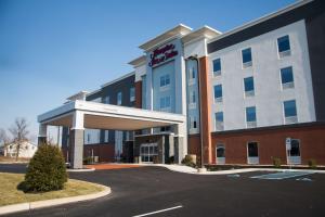 沃灵顿Hampton Inn & Suites Warrington Horsham的前面有一个停车位的酒店