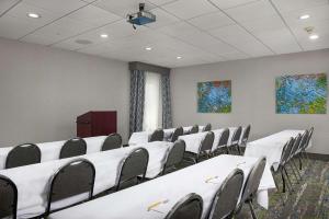 尼亚加拉瀑布尼亚加拉瀑布汉普顿酒店的一间会议室,配有白色的桌椅