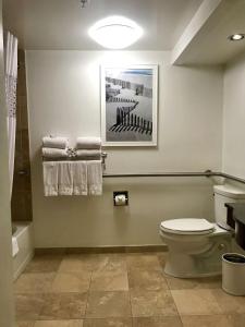 圣地亚哥Hampton Inn by Hilton San Diego - Kearny Mesa的一间带卫生间的浴室和墙上的照片