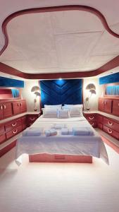 博德鲁姆Bodrum Private Yacht Rental的卧室配有白色大床和蓝色的墙壁