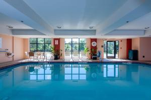 东温莎易斯特温莎希尔顿恒庭酒店的在酒店房间的一个大型游泳池