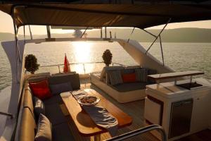 博德鲁姆Bodrum Private Yacht Rental的船上的沙发和甲板上的桌子