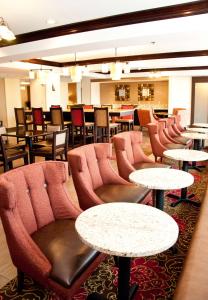 东温莎易斯特温莎希尔顿恒庭酒店的配有桌椅的餐厅