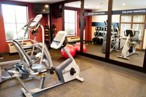 东温莎易斯特温莎希尔顿恒庭酒店的健身房设有数台跑步机和镜子