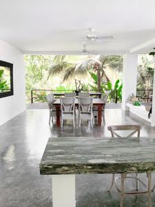 洛斯纳兰霍斯Villa Playa Tayrona, Los Naranjos的一间带桌椅的用餐室