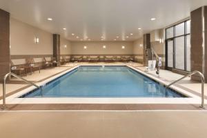 北坎顿阿克伦坎顿机场希尔顿尊盛酒店的一座位于酒店客房内的大型室内游泳池
