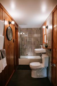 Mount TremperThe Leeway的浴室配有卫生间、盥洗盆和浴缸。