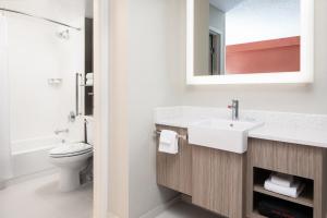达拉斯达拉斯市区/西端万豪春季山丘套房酒店的一间带水槽、卫生间和镜子的浴室