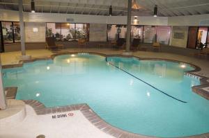 科珀斯克里斯蒂科珀斯克里斯蒂酒店的大楼内一个蓝色的大型游泳池