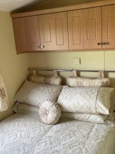 霍利黑德Sea View Fields Trearddur的一张带白色床单和枕头的床