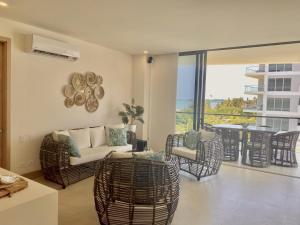 卡塔赫纳Apartamento de Lujo Morros Zóe - Manzanillo - Cartagena的带沙发和椅子的客厅以及阳台。