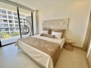 卡塔赫纳Apartamento de Lujo Morros Zóe - Manzanillo - Cartagena的一间卧室设有一张大床和一个大窗户