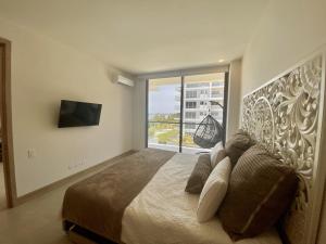 卡塔赫纳Apartamento de Lujo Morros Zóe - Manzanillo - Cartagena的一间卧室设有一张大床和大窗户