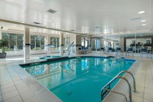 罗缪勒斯底特律都会机场希尔顿花园旅馆的大楼内一个蓝色的大型游泳池