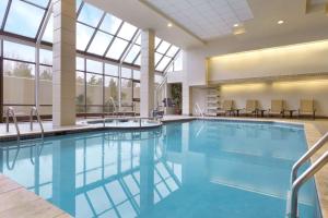 皮斯卡特维Embassy Suites by Hilton Piscataway Somerset的大楼里一个蓝色的大泳池