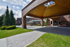 斯波坎Hampton Inn Spokane Airport的草上设有大型木亭的建筑