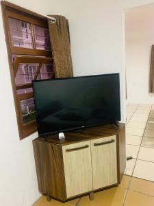 弗洛里亚诺波利斯TuRiStAnDo eM fLoRiPa的木制橱柜顶部的平面电视